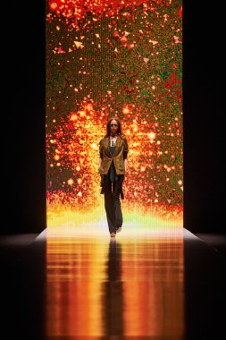 Manken Julia Dalakian podyum üzerinde yürüyor