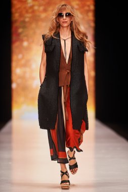 Manken Julia Dalakian podyum üzerinde yürüyor