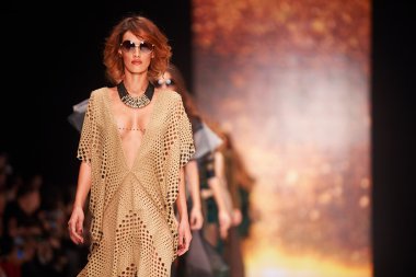 Manken Julia Dalakian podyum üzerinde yürüyor