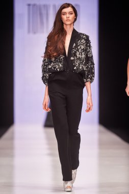 Manken Tony Ward podyum üzerinde yürüyor