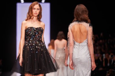 Manken Tony Ward podyum üzerinde yürüyor