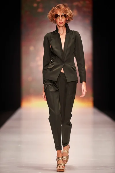 A model walks on the JULIA DALAKIAN catwalk — Stock Photo, Image