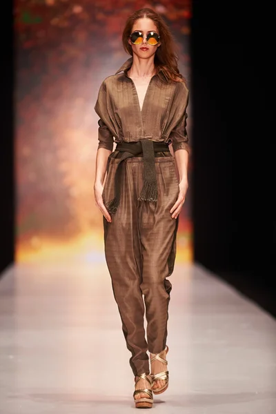 A model walks on the JULIA DALAKIAN catwalk — Stock Photo, Image