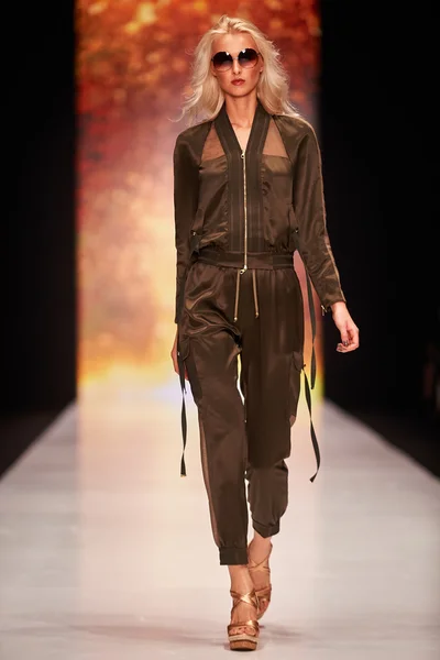 A model walks on the JULIA DALAKIAN catwalk — Stock Photo, Image