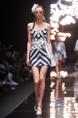 Manken Viva Vox podyum üzerinde yürüyor