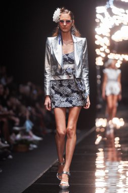 Manken Viva Vox podyum üzerinde yürüyor