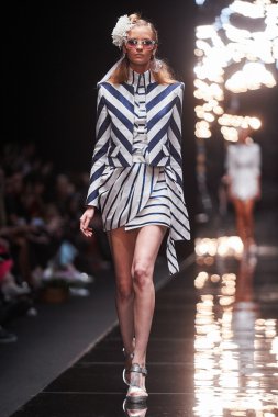 Manken Viva Vox podyum üzerinde yürüyor