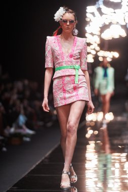 Manken Viva Vox podyum üzerinde yürüyor