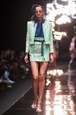 Manken Viva Vox podyum üzerinde yürüyor