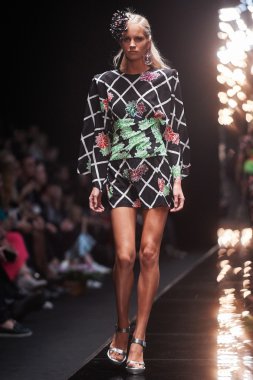 Manken Viva Vox podyum üzerinde yürüyor