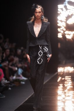 Manken Viva Vox podyum üzerinde yürüyor