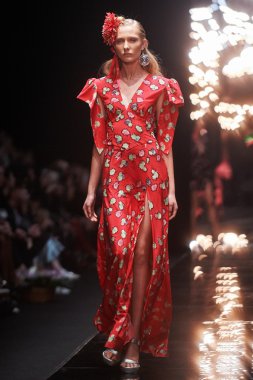 Manken Viva Vox podyum üzerinde yürüyor