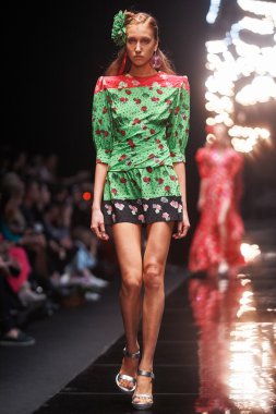 Manken Viva Vox podyum üzerinde yürüyor