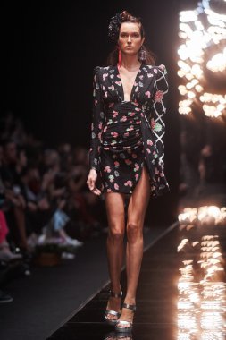 Manken Viva Vox podyum üzerinde yürüyor