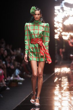 Manken Viva Vox podyum üzerinde yürüyor