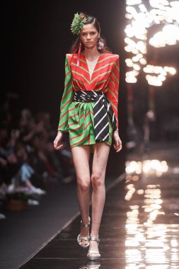 Manken Viva Vox podyum üzerinde yürüyor