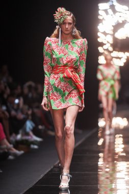 Manken Viva Vox podyum üzerinde yürüyor