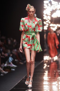 Manken Viva Vox podyum üzerinde yürüyor