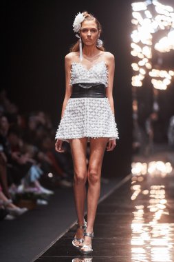 Manken Viva Vox podyum üzerinde yürüyor