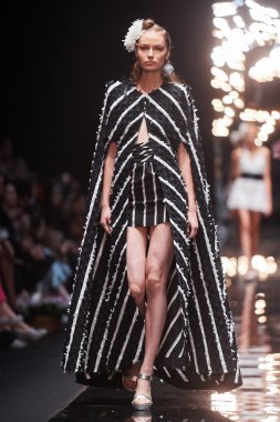 Manken Viva Vox podyum üzerinde yürüyor