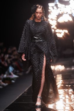 Manken Viva Vox podyum üzerinde yürüyor