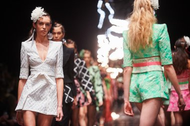 Manken Viva Vox podyum üzerinde yürüyor