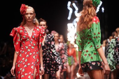 Manken Viva Vox podyum üzerinde yürüyor