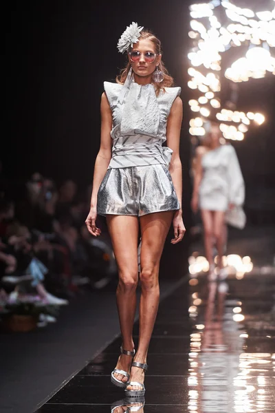 Manken Viva Vox podyum üzerinde yürüyor