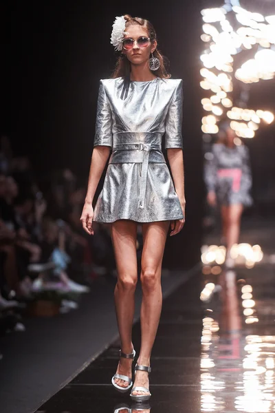 Manken Viva Vox podyum üzerinde yürüyor