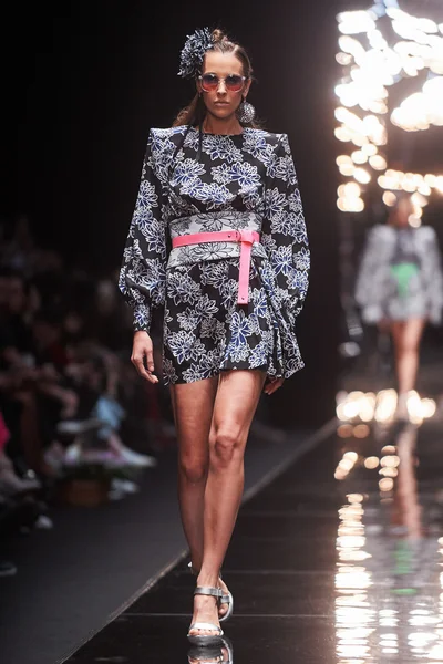 Manken Viva Vox podyum üzerinde yürüyor