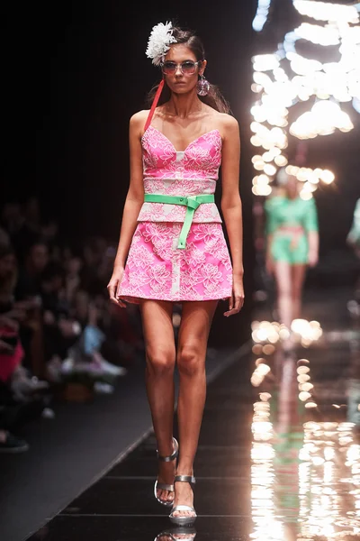 Manken Viva Vox podyum üzerinde yürüyor