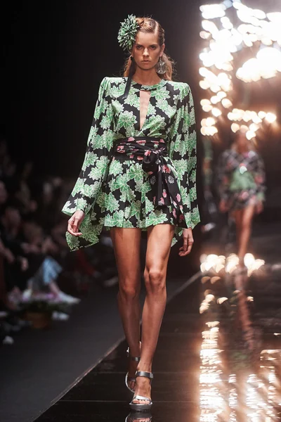 Manken Viva Vox podyum üzerinde yürüyor