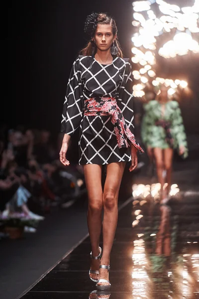 Manken Viva Vox podyum üzerinde yürüyor