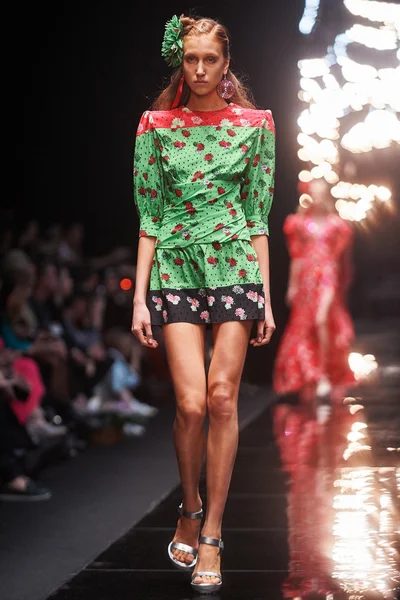 Manken Viva Vox podyum üzerinde yürüyor