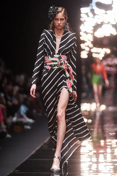 Manken Viva Vox podyum üzerinde yürüyor