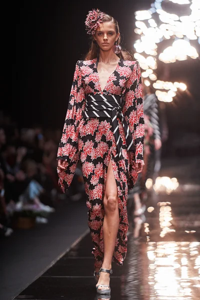 Manken Viva Vox podyum üzerinde yürüyor