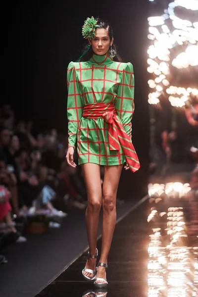 Manken Viva Vox podyum üzerinde yürüyor