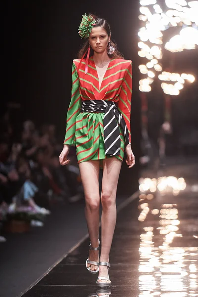 Manken Viva Vox podyum üzerinde yürüyor