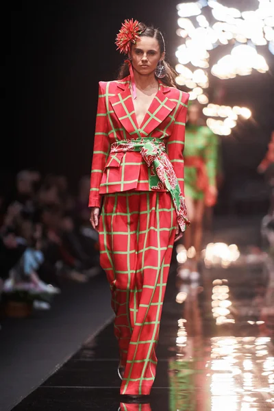 Manken Viva Vox podyum üzerinde yürüyor