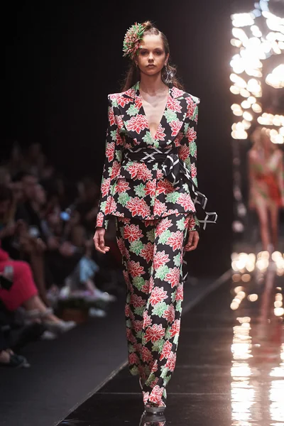 Manken Viva Vox podyum üzerinde yürüyor