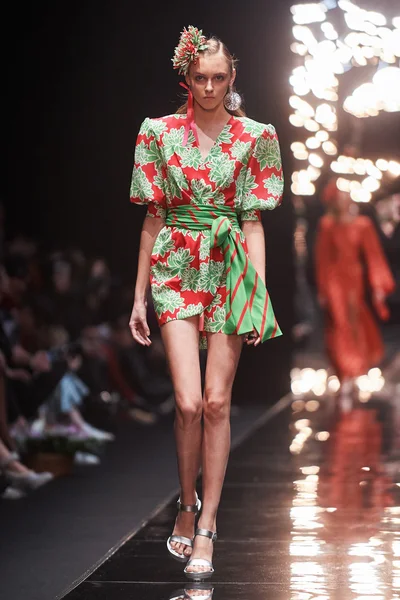 Manken Viva Vox podyum üzerinde yürüyor