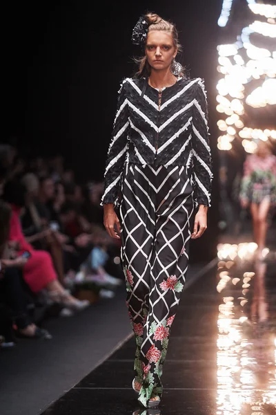 Manken Viva Vox podyum üzerinde yürüyor