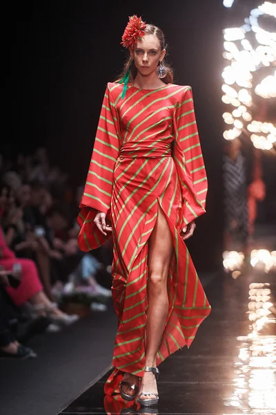 Manken Viva Vox podyum üzerinde yürüyor