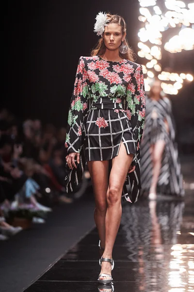 Manken Viva Vox podyum üzerinde yürüyor