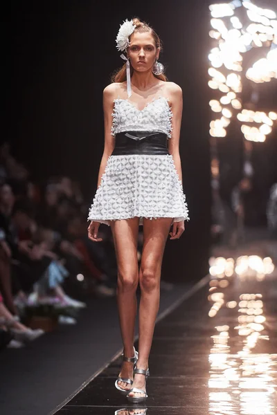 Manken Viva Vox podyum üzerinde yürüyor