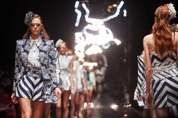 Manken Viva Vox podyum üzerinde yürüyor