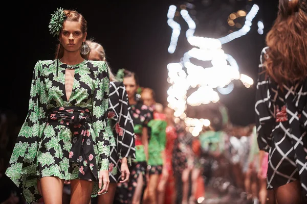 Manken Viva Vox podyum üzerinde yürüyor