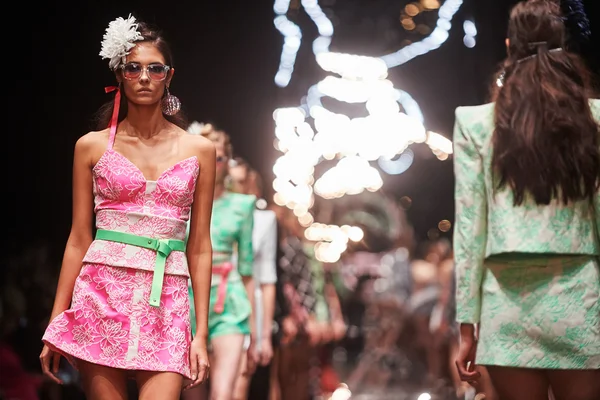 Manken Viva Vox podyum üzerinde yürüyor