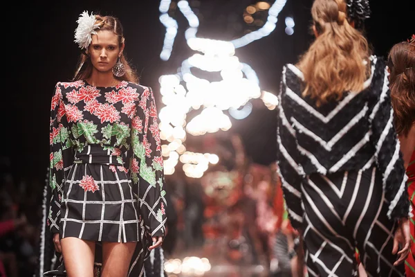 Manken Viva Vox podyum üzerinde yürüyor