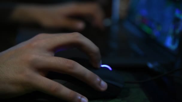 Hand Mit Schön Beleuchteten Computermaus Und Tastatur Der Nacht Sehr — Stockvideo
